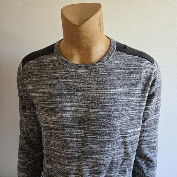 Banana Republic Men's Grey and Black Crewneck Sweater - Picture 2 of 10